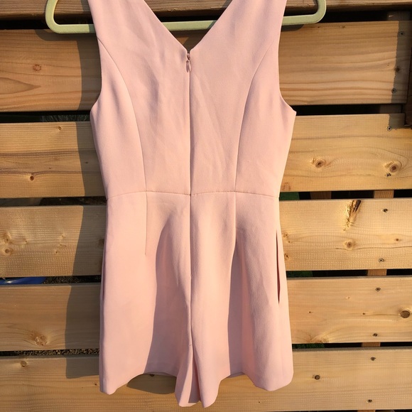 BCBGeneration Simple V romper/ jumpsuit in bide rose smoke. Size 0. - Picture 7 of 15